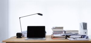 Schreibtisch mit Laptop und Unterlagen