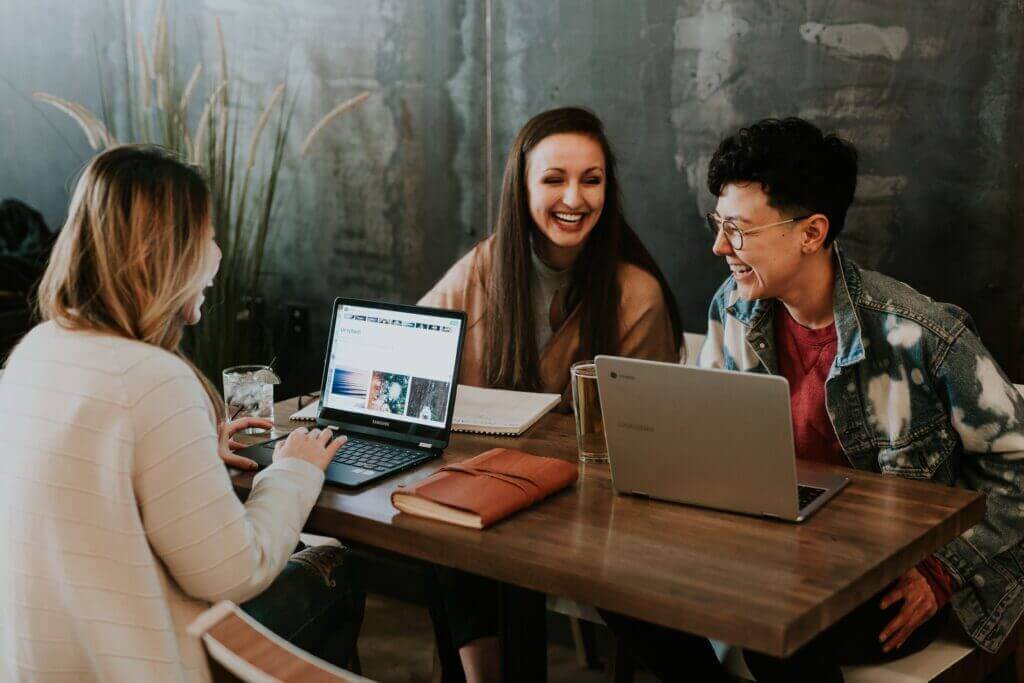 Freelancer arbeiten zusammen an einem Projekt